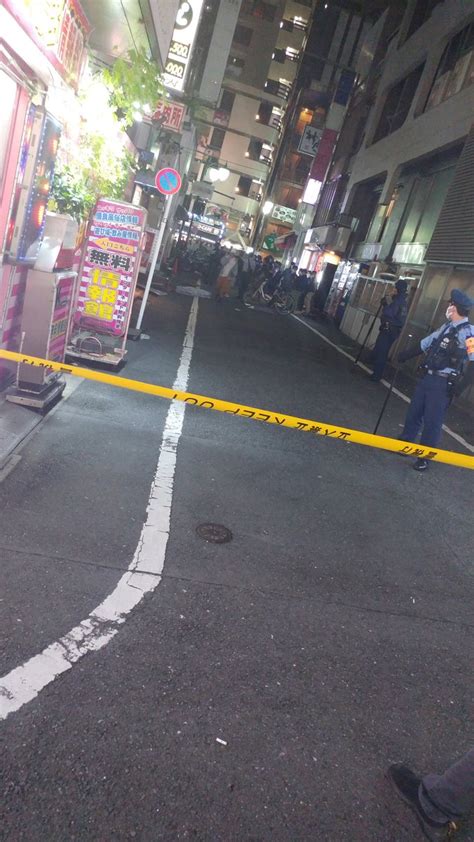 【刃物男】東京都新宿区歌舞伎町1丁目のビルで刃物持った男が立てこもり事件「上半身裸の男が包丁振り回してた、えぐい数の警察出動して道路に規制線