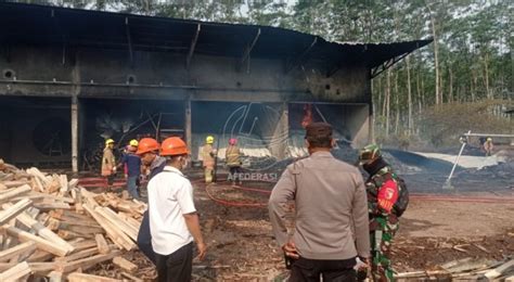 Pabrik Triplek Puncu Terbakar Kerugian Capai Rp 400 Juta Afederasi