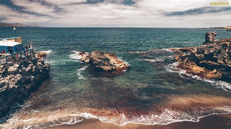 Tapety zdjęcia Fale Plaża Morze Skały