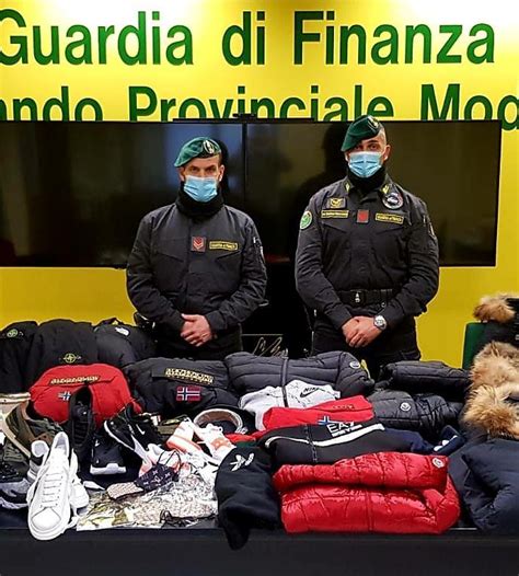 Sequestrati Capi Griffati E Mascherine