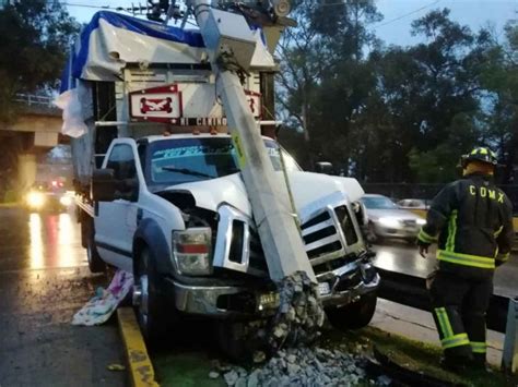 Choca Camioneta Contra Poste De Luz En Circuito Interior El Heraldo