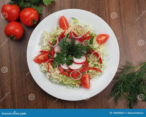 Salada De Pepinos Tomates Rabanetes E Repolhos Imagem De Stock