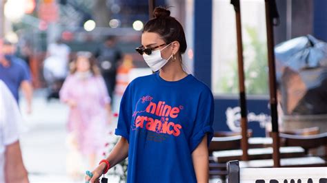 Emily Ratajkowski Gets Her Boyfriend Tees From This La Brand British