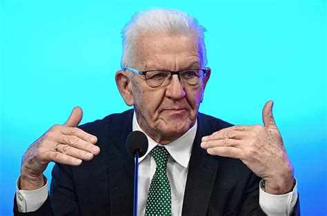 Jetzt heißt es Stillgestanden Winfried Kretschmann setzt an den