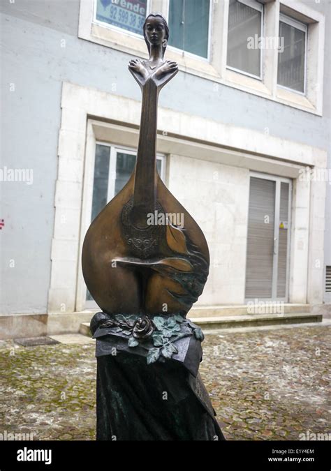 Coimbra Portugal Estatua De Bronce De Guitarra Con Figura Femenina