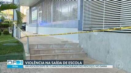 Vídeo Jovem esfaqueia dois adolescentes na saída de escola no Gama