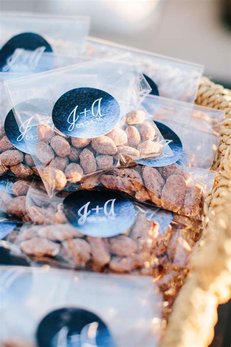 At This Wedding Guests Were Treated With Cinnamon Sugar Glazed Pecans