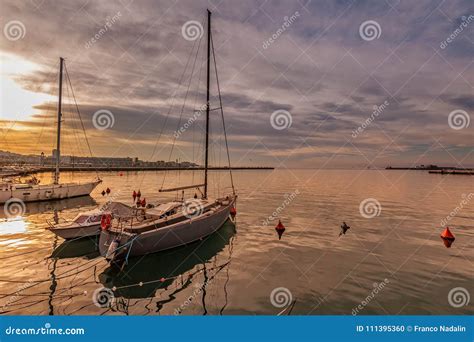 Barcos De Placer Amarrados En Puerto Foto De Archivo Imagen De Muelle