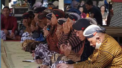 Peringati 1 Suro Pedagang Pantai Kukup Menggelar Sedekah Laut