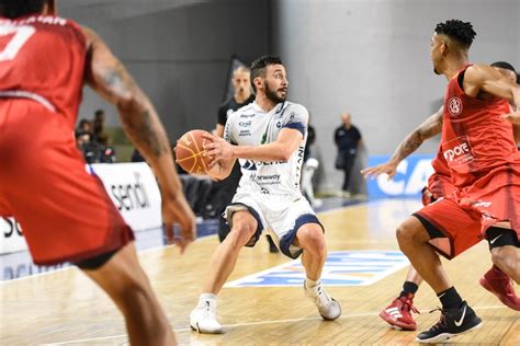 Brasília e Bauru Basket fazem duelo direto para se reabilitar no NBB