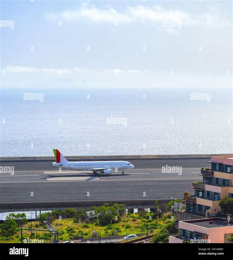 Funchal Airport Runway Hi Res Stock Photography And Images Alamy