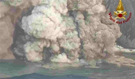 Eruzione Dello Stromboli Le Immagini Del Vulcano Dall Elicottero Dei