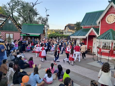 Comemora Es Do Anivers Rio De Gramado Envolvem A Comunidade No Final