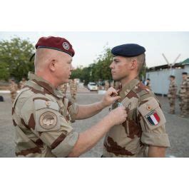 ImagesDéfense Le colonel Christian Jouslin de Noray remet la médaille