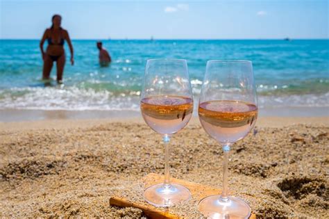 Vinho na praia opções para apreciar em frente ao mar