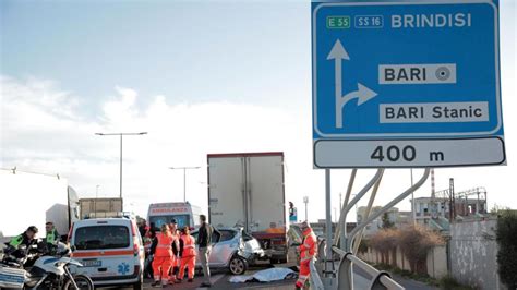 Bari Esce Dall Auto Dopo Un Tamponamento E Viene Falciato Da Un