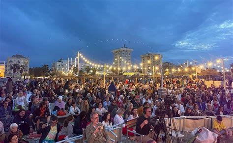 Una Preghiera Per La Pace Con Mila Persone In Spiaggia