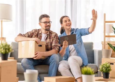 La Pareja Se Está Mudando a Un Nuevo Departamento Imagen de archivo