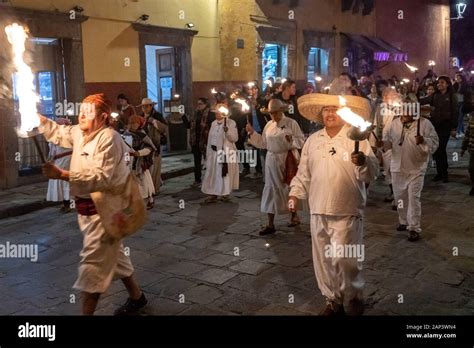 Prozession Mit Fackeln In Der Nacht Fotos Und Bildmaterial In Hoher