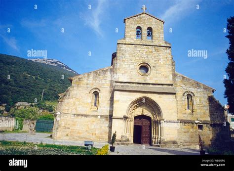 Fachada de la iglesia de la Virgen del Puerto Santoña Cantabria