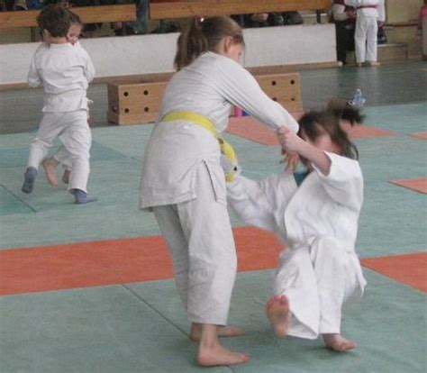 65 Petits Judokas Sur Les Tatamis Paron 89100