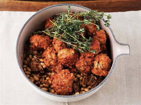 Hackbällchen in Tomaten Knoblauch Sauce auf Bohnen Rezept EAT SMARTER