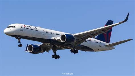 Delta B752 N727TW V2 AviaShots Konrad Wyszynski Flickr