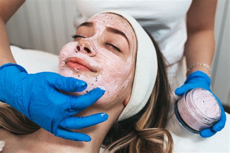 Exfoliación facial Cuáles son sus beneficios Revista de Belleza y