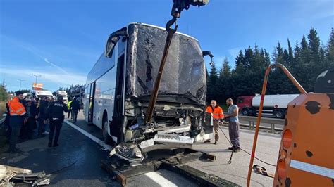 Tem Otoyolunun Kocaeli geçişinde feci kaza Otobüs TIR a çarptı 13 yaralı