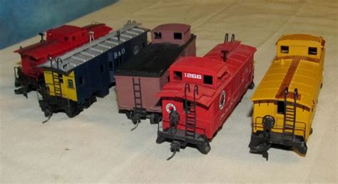 5 Vintage Caboose HO Model Train Car Lot RIVAROSSI ATHEARN AHM VARNEY