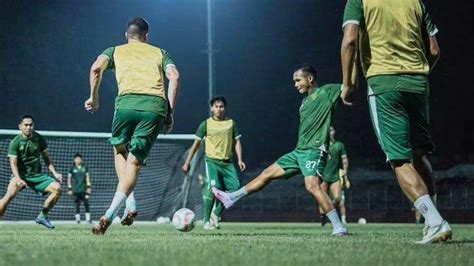 Arema Fc Vs Persebaya Suasana Tim Baik Pelatih Bajul Ijo Matangkan