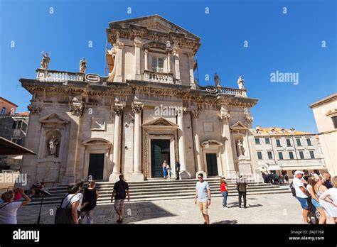 Catedral De Dubrovnik Croacia Personas Ajenas Al Exterior De La