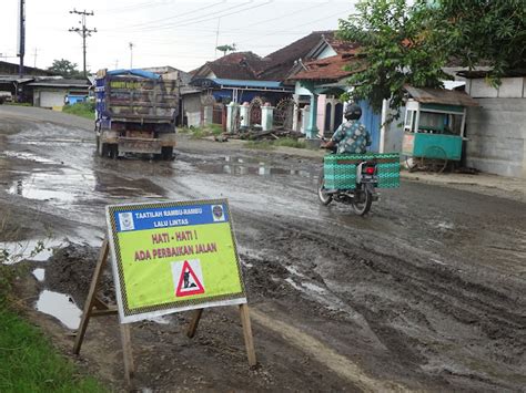 Rambu Pengalihan Arus Lalu Lintas Di Ruas Jalan Pati Gabus Disingkirkan