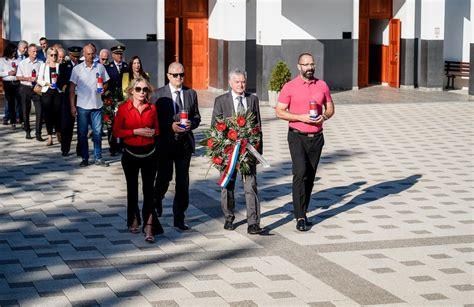 Kod Sredi Njeg Kri A Na Kvanju Polo Eni Vijenci I Zapaljene Svije E U