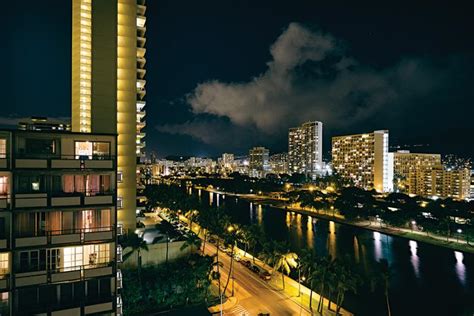 These Nighttime Photos Of Honolulu Show You The City S Quiet Beauty