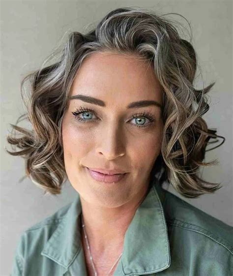 Naturally Curly Hair Over 50 The Trendiest Looks For Short Hair