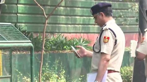 Delhi Cops At Rahul Gandhis House Over Bharat Jodo Speech Latest