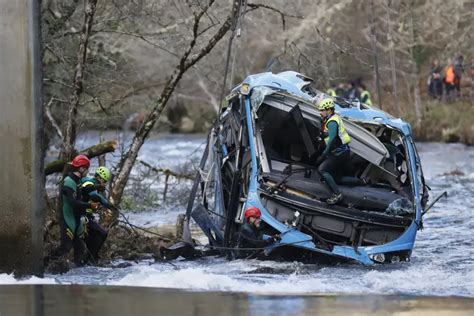 Fotos de la recuperación del autobús tras el accidente en el río Lérez