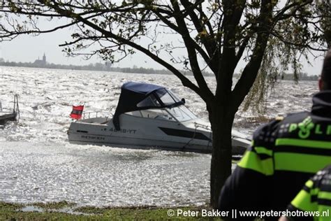 FOTO S VIDEO Opvarenden Boot In Nood Gered Op Vinkeveense Plassen