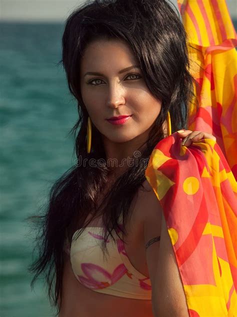 Femme Dans Le Bikini Et Pareo Au Fond De Mer Photo Stock Image Du