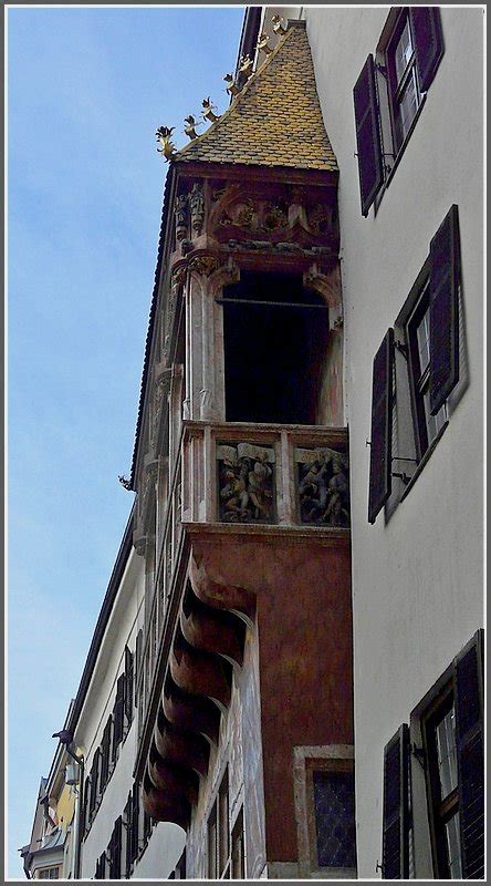 Blick Auf Das Goldene Dachl Von Einer Nebengasse Aus Staedte Fotosde