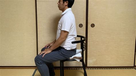 椅子にバスタオルを置いて骨盤を立てる方法｜床でも使える正しく座る方法│d Blog