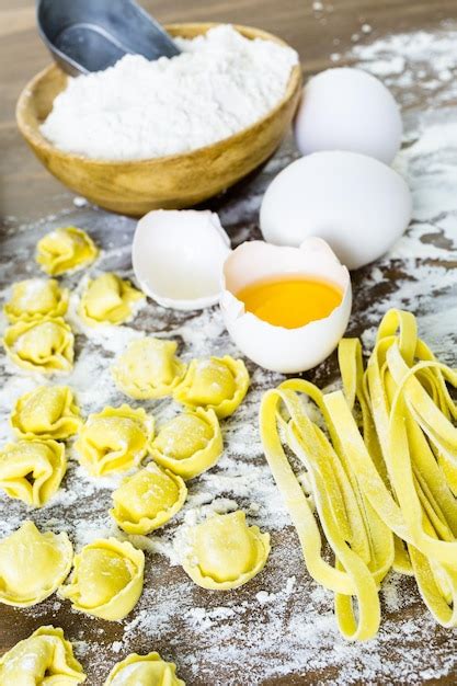 Fazendo Tortellini De Quatro Queijo Caseiro Produtos Frescos Da