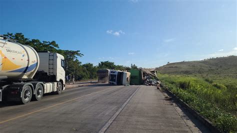 Carreta de lixo reciclável tomba na BR 101 em Maruim Sergipe A8 Sergipe