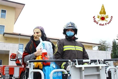 Avellino La Befana Porta Doni Ai Bimbi Ricoverati In Ospedale Con L