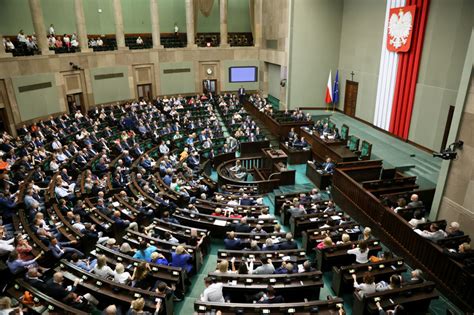 Lider Zwi Ksza Przewag Zmiana Na Podium Ta Partia Zdecyduje O Losach