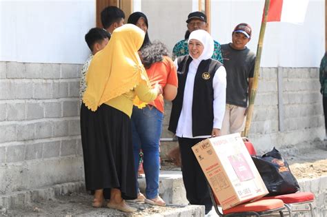 Resmikan Rumah Relokasi Korban Tanah Gerak Blitar Gubernur Khofifah