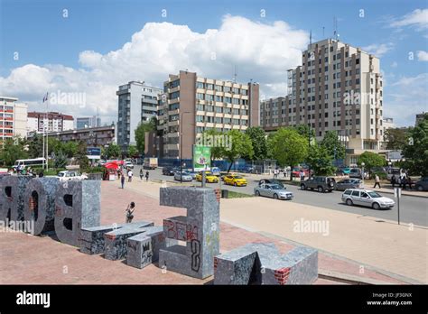 El Monumento Del Reci N Nacido Newborn Y El Centro De Los Edificios