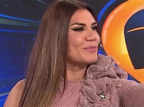 Flor de la V se clavó un mini VESTIDO NUDE con volados peligrosos y un CONTUNDENTE detalle