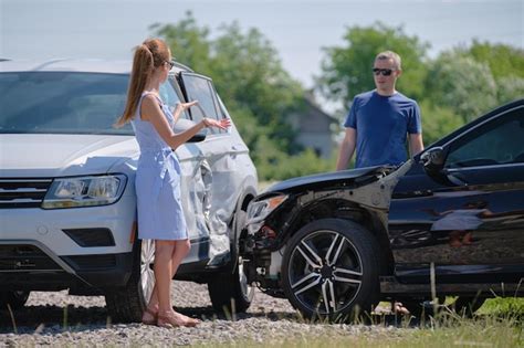 Dos Conductores Discutiendo Sobre Quién Es Culpable En Un Accidente Automovilístico Seguridad